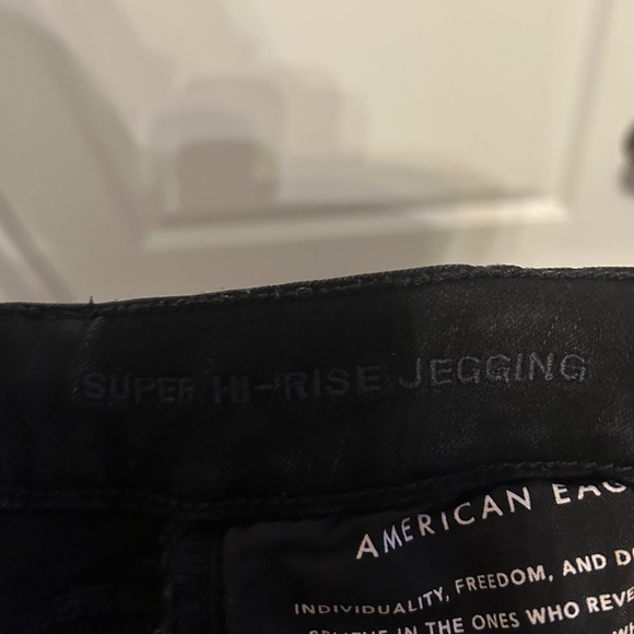Women’s American Eagle Super Hi-Rise Jegging - Picture 2 of 3